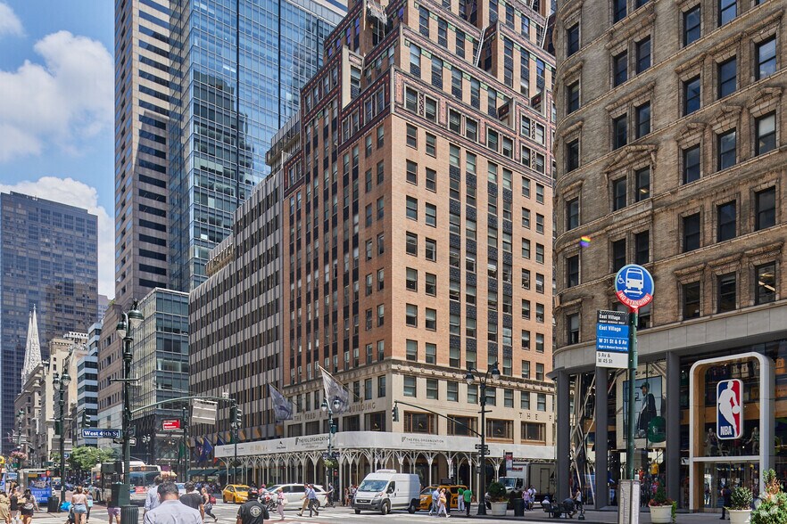551 Fifth Ave, New York, NY à louer - Photo de l’immeuble – Image 3 sur 9