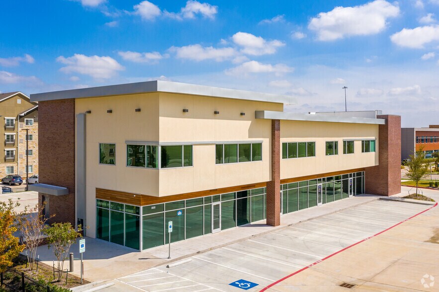 1701 W Royal Ln, Irving, TX à louer - Photo de l’immeuble – Image 2 sur 11