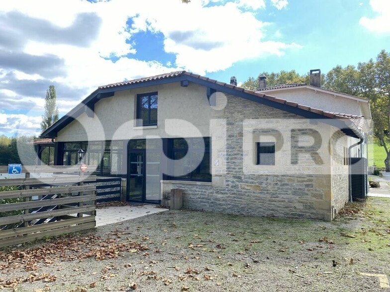 Local d'activités dans Caylus à vendre - Photo de l’immeuble – Image 3 sur 12