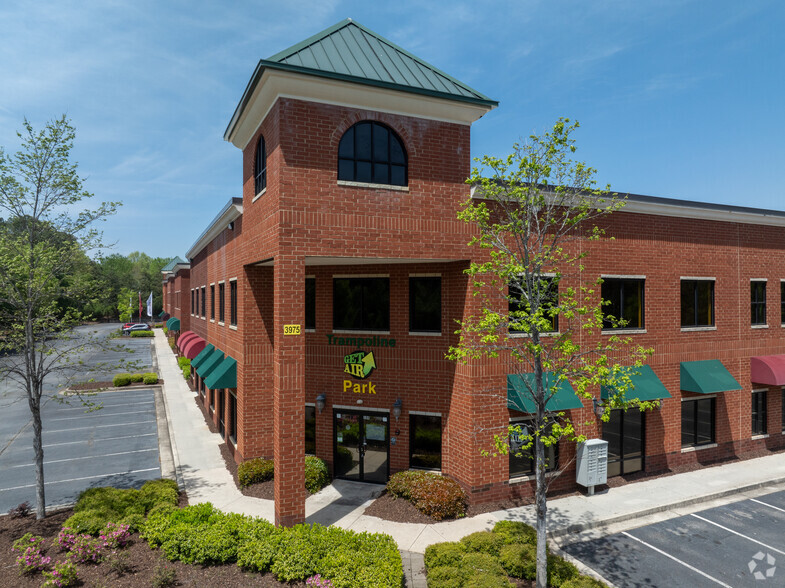 3975 Lakefield Ct, Suwanee, GA à louer - Photo de l’immeuble – Image 3 sur 13