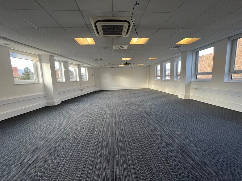 50-52 The Broadway, Crawley à louer - Photo de l’immeuble – Image 3 sur 4
