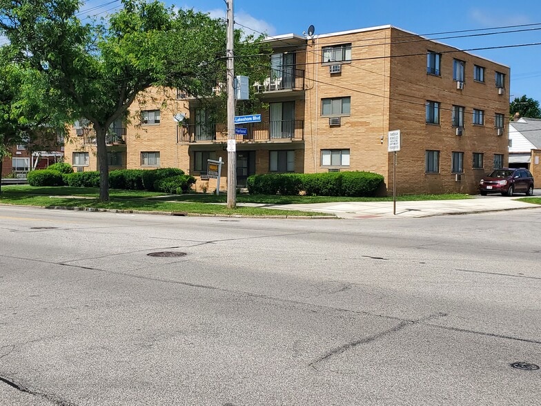 17901 Lake Shore Blvd, Cleveland, OH à vendre - Photo principale – Image 2 sur 40