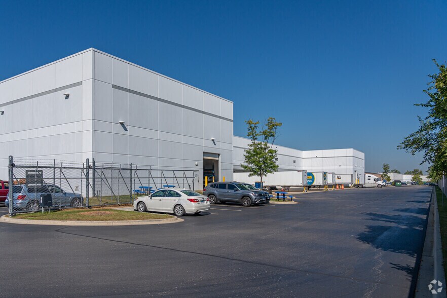 1075 Chaddick Dr, Wheeling, IL à louer - Photo de l’immeuble – Image 2 sur 3