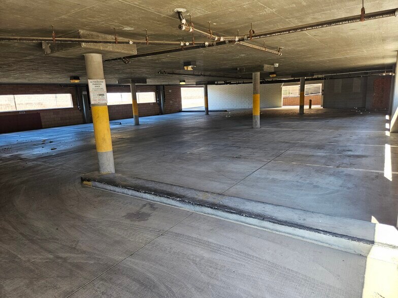 WestPark Plaza portefeuille de 2 biens à vendre sur LoopNet.fr - Photo de l’immeuble – Image 3 sur 9