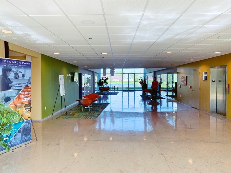 2100 S Oak St, Champaign, IL à louer - Photo intérieure – Image 2 sur 5