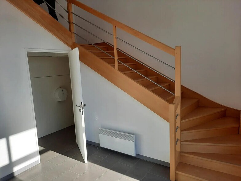 Local d’activités dans Lieusaint à louer - Photo de l’immeuble – Image 3 sur 5