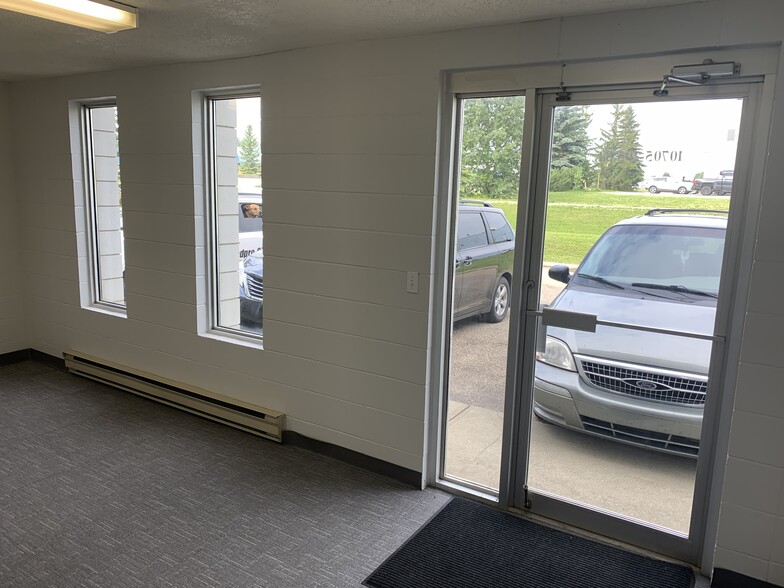 10705 205 St NW, Edmonton, AB à louer - Photo de l’immeuble – Image 2 sur 6