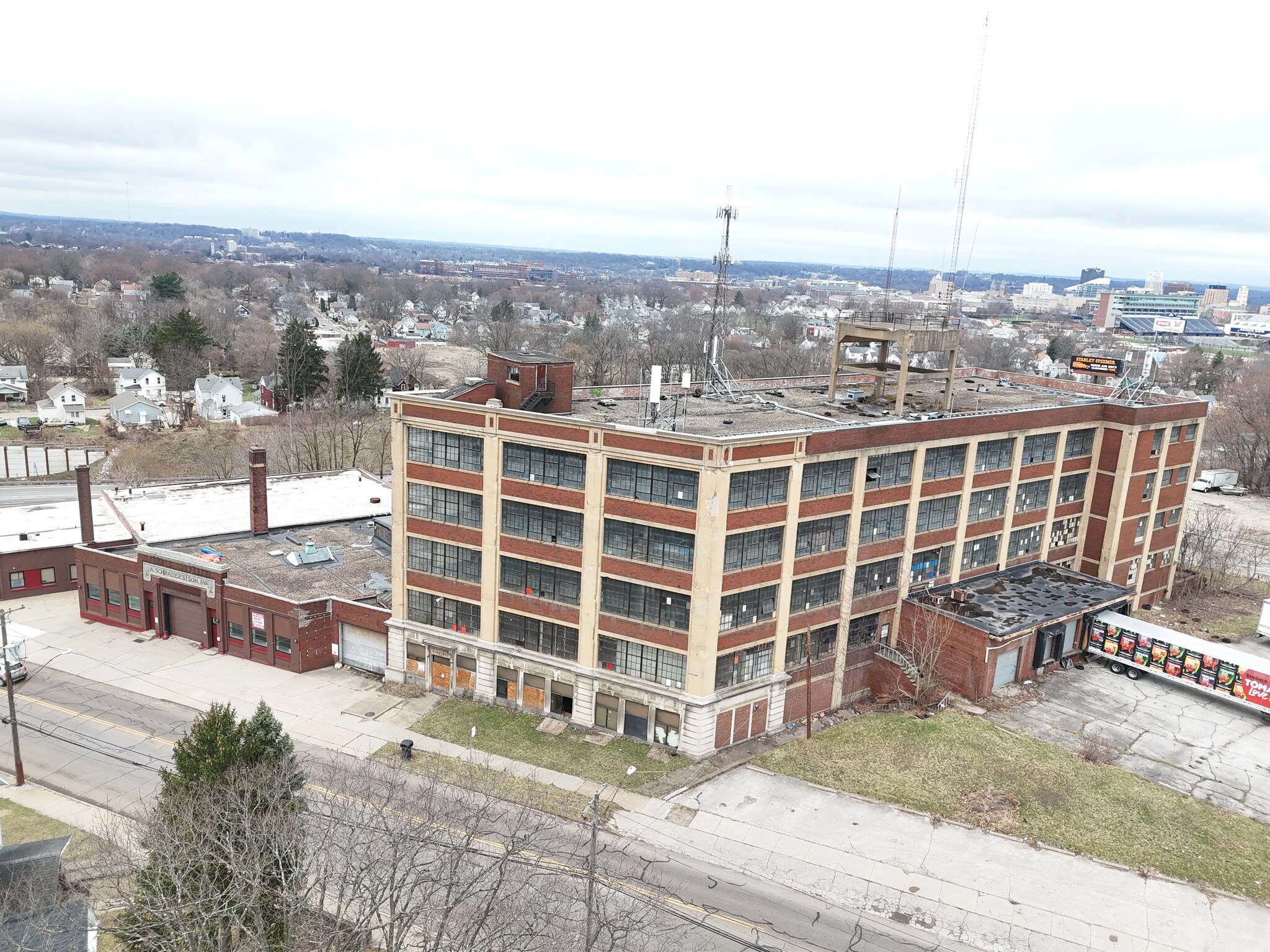 711 Johnston St, Akron, OH à vendre Photo de l’immeuble– Image 1 sur 12