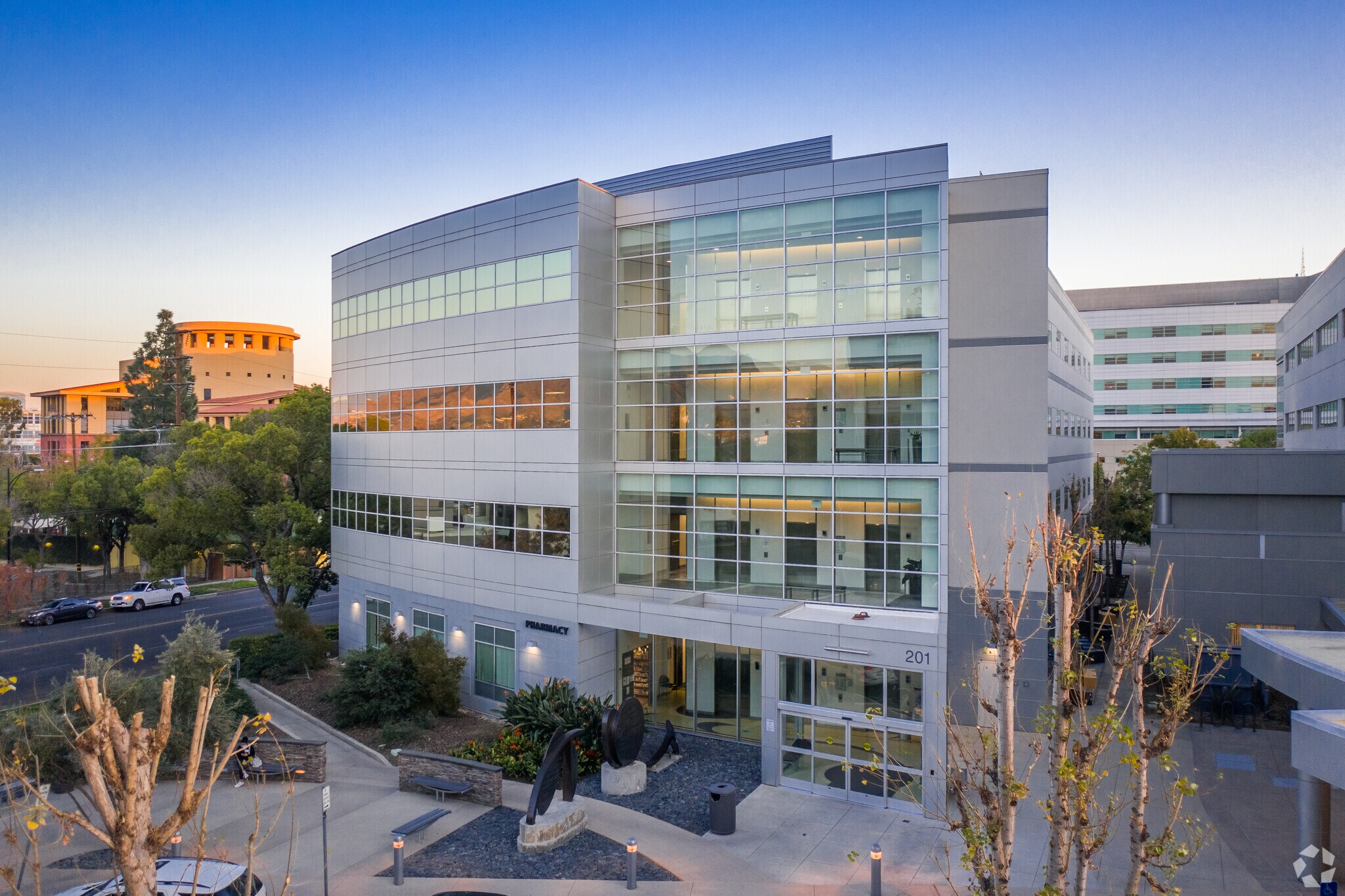 201 S Buena Vista St, Burbank, CA à louer Photo principale– Image 1 sur 8