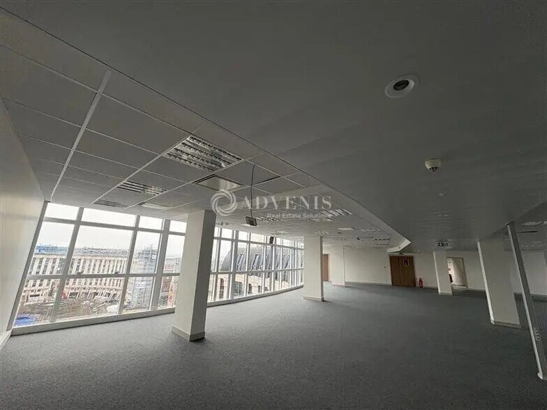 Bureau dans Montigny-le-Bretonneux à louer - Photo de l’immeuble – Image 3 sur 5