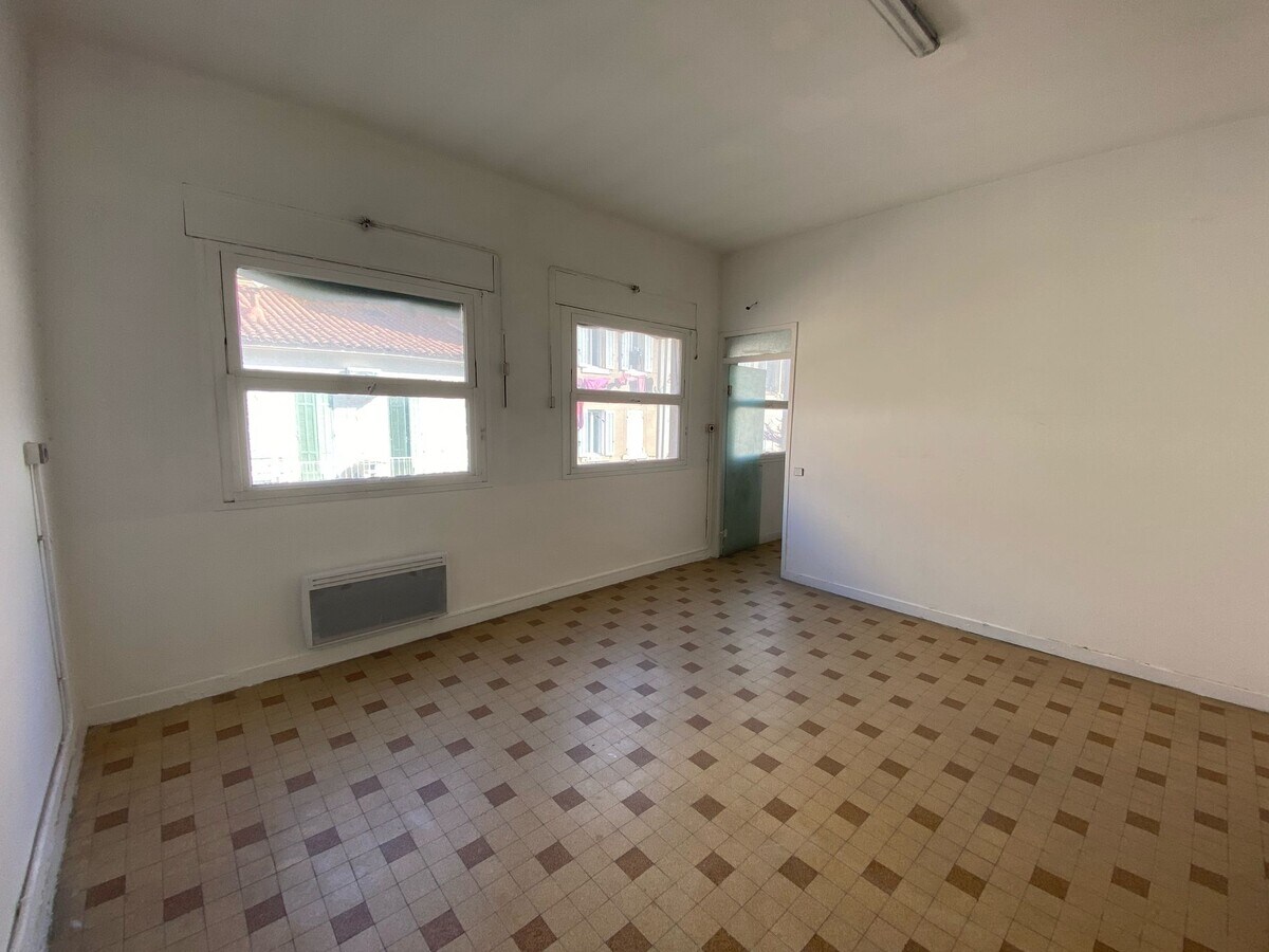 Rue Edmond Dantes, Marseille, BDR 13004 -  -  - Photo intérieure - Image 1 of 6