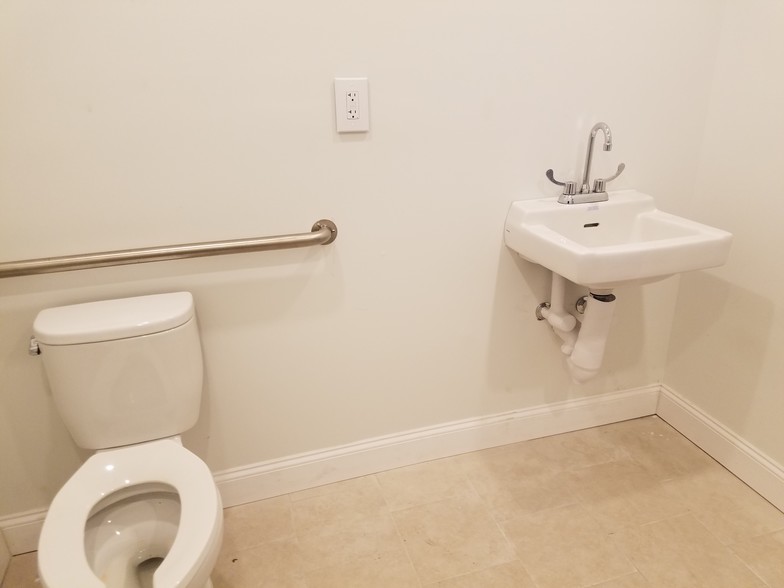 57-65 E 2nd St, Mineola, NY à louer - Photo intérieure – Image 3 sur 8