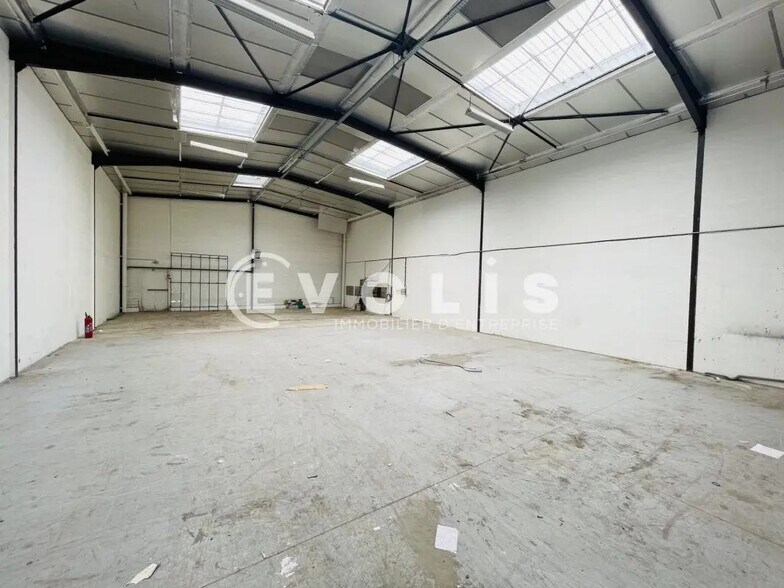 Local d’activités dans Pontault-Combault à louer - Photo de l’immeuble – Image 2 sur 6