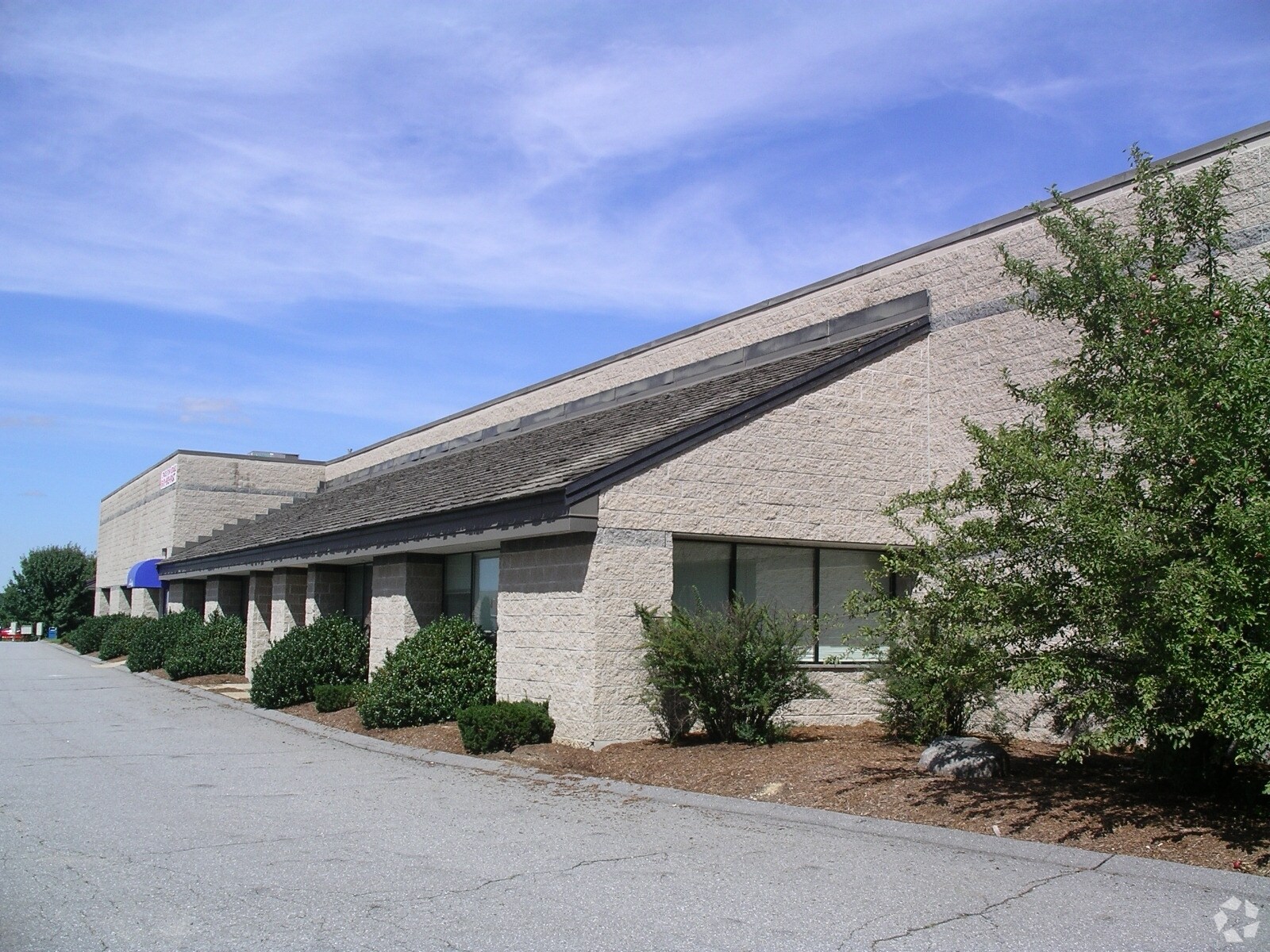 8 Delta Dr, Londonderry, NH à louer Photo principale– Image 1 sur 2