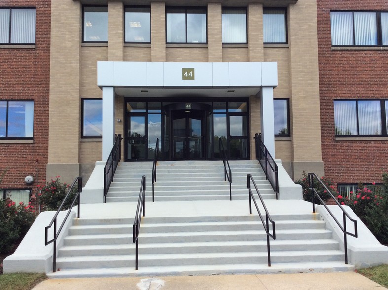 44 Shelter Rock Rd, Danbury, CT à louer - Photo de l’immeuble – Image 3 sur 35