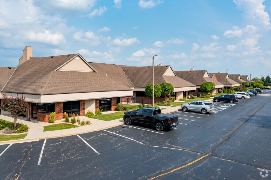 W177N9856-W178 N9912 Rivercrest Dr, Germantown, WI à louer - Photo principale – Image 1 sur 4