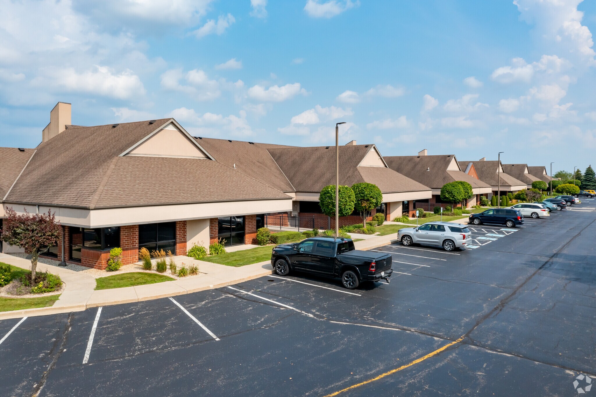 W177N9856-W178 N9912 Rivercrest Dr, Germantown, WI à louer Photo de l’immeuble– Image 1 sur 6