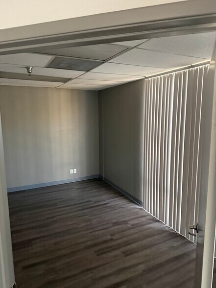 2365 Michael Faraday Dr, San Diego, CA à louer - Photo de l’immeuble – Image 3 sur 5
