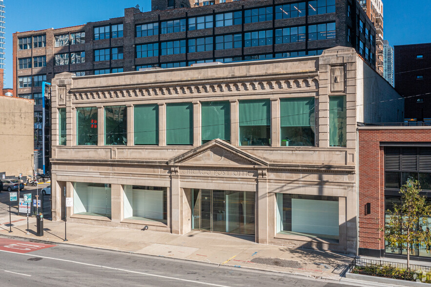 210-216 W Chicago Ave, Chicago, IL à louer - Photo de l’immeuble – Image 3 sur 5