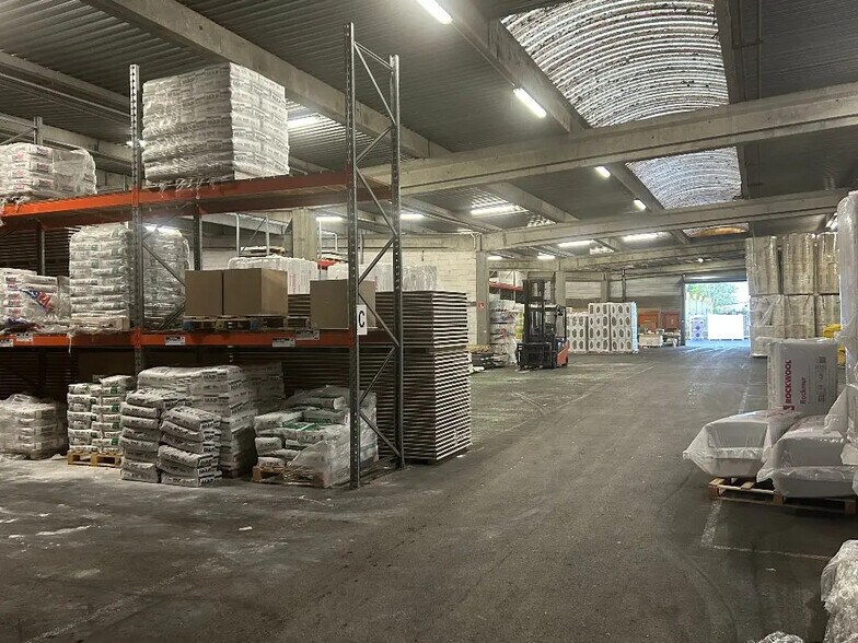 Local d’activités dans Beynost à louer - Photo de l’immeuble – Image 1 sur 4