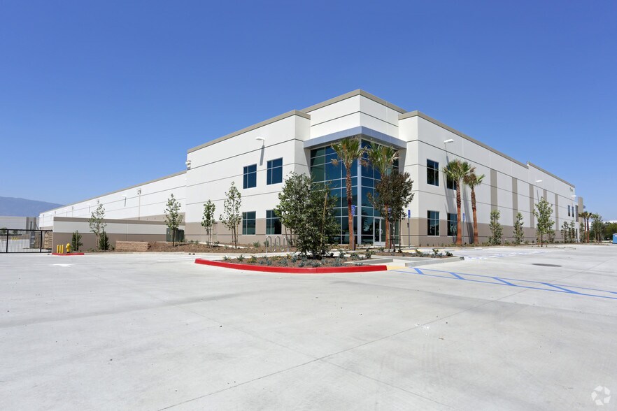 13310 Valley Blvd, Fontana, CA à louer - Photo principale – Image 1 sur 3