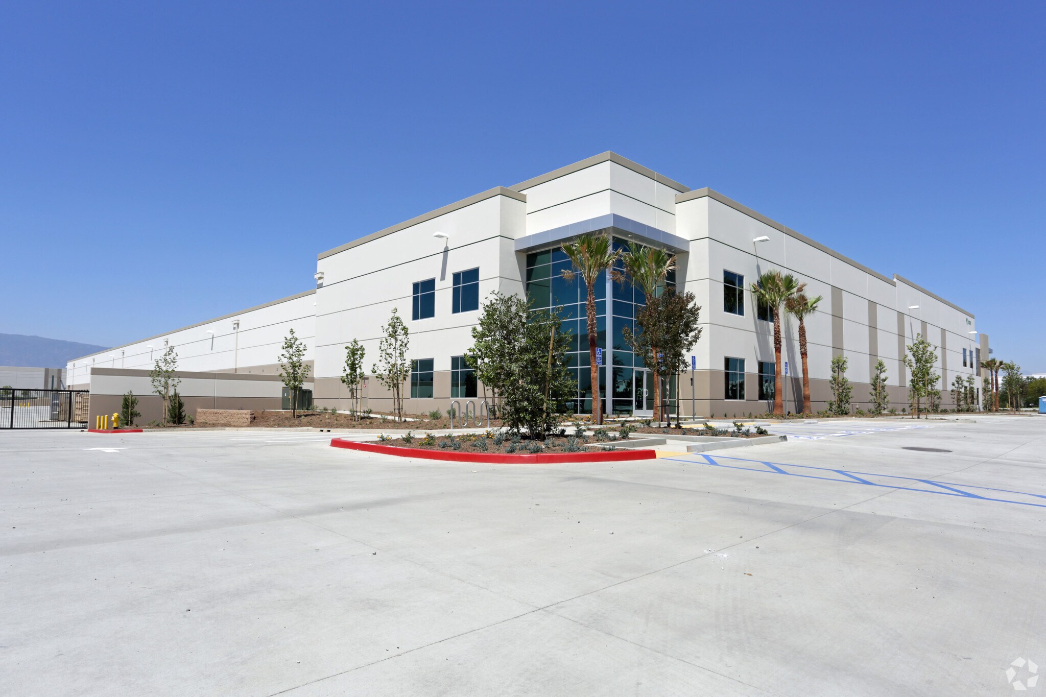 13310 Valley Blvd, Fontana, CA à louer Photo principale– Image 1 sur 4
