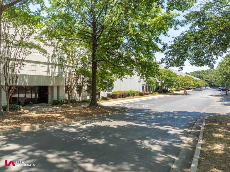 2850 Barrett Lakes Blvd, Kennesaw, GA à louer - Photo de l’immeuble – Image 2 sur 13
