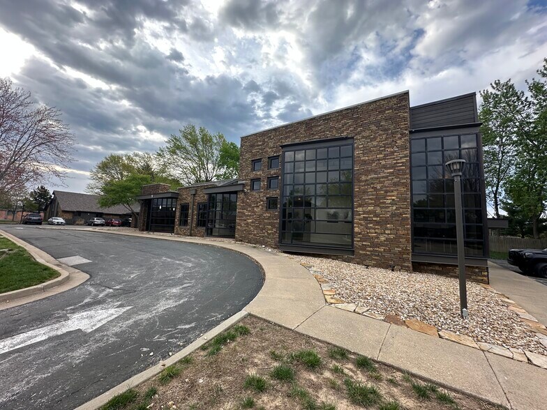 1200 E Woodhurst Dr, Springfield, MO à louer - Photo de l’immeuble – Image 1 sur 13
