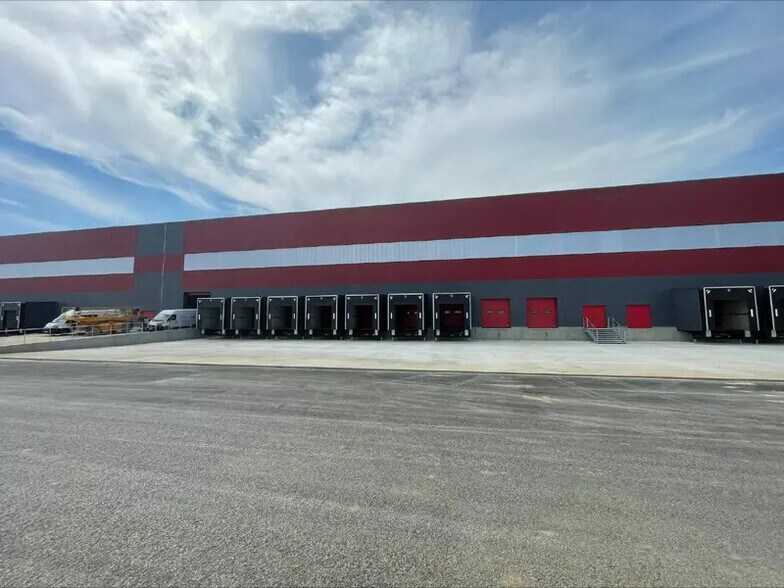 Industriel/Logistique dans Boisseaux à louer - Photo de l’immeuble – Image 1 sur 25
