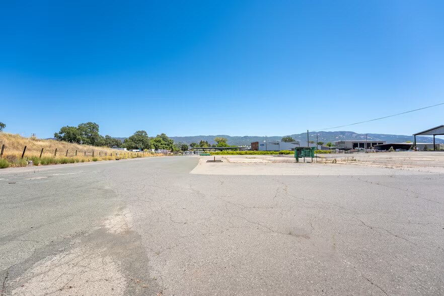 3150 Taylor Drive, Ukiah, CA à vendre - Photo de l’immeuble – Image 2 sur 15