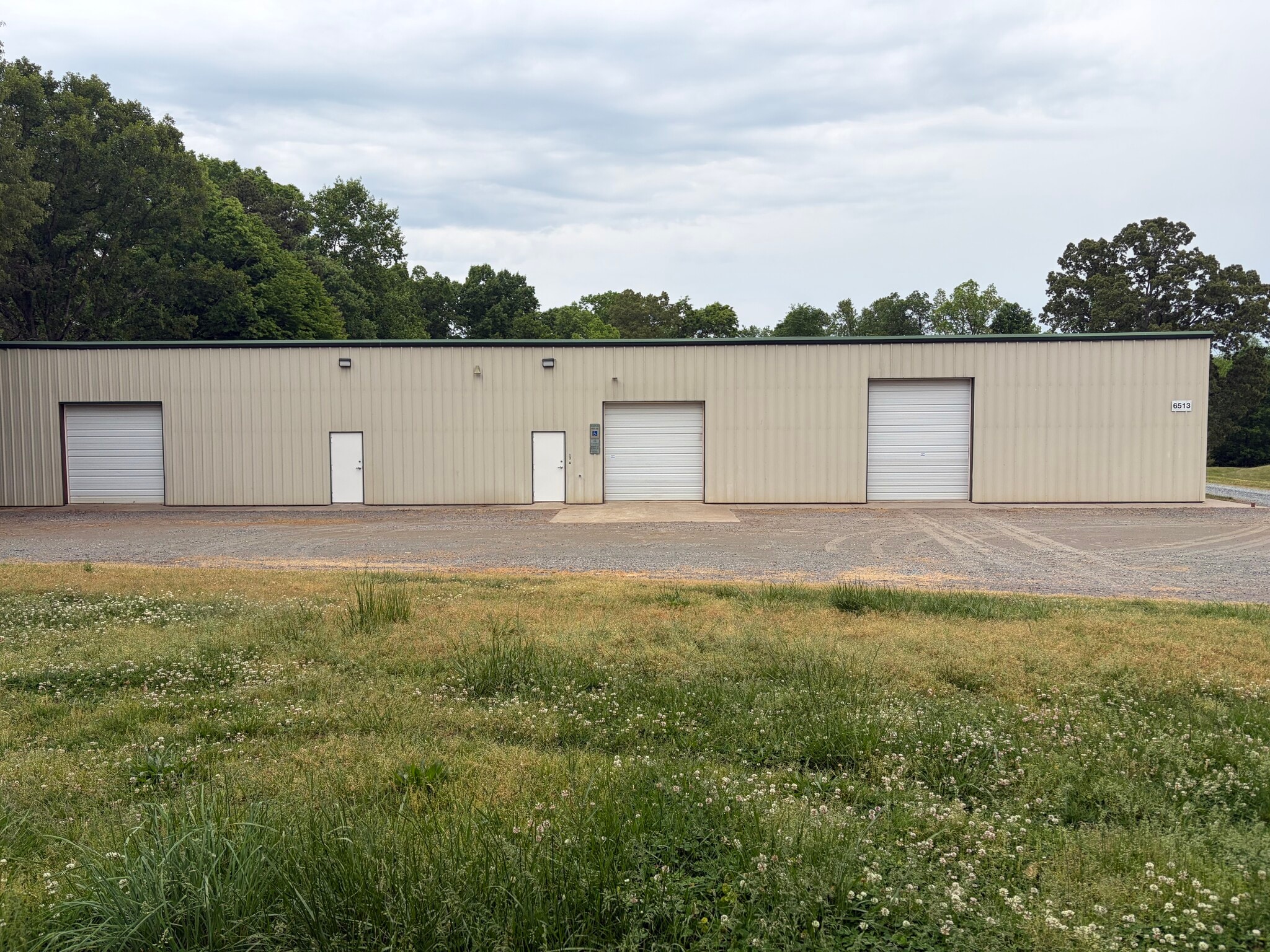 6513 E Old US 421 Hwy, East Bend, NC à louer Photo de l’immeuble– Image 1 sur 4