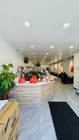 231 Jericho Tpke, New Hyde Park, NY à vendre - Photo intérieure – Image 3 sur 12