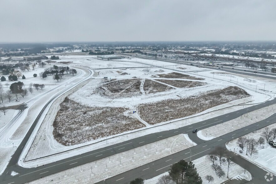 16800 Executive Plaza Dr, Dearborn, MI à louer - Aérien – Image 2 sur 3