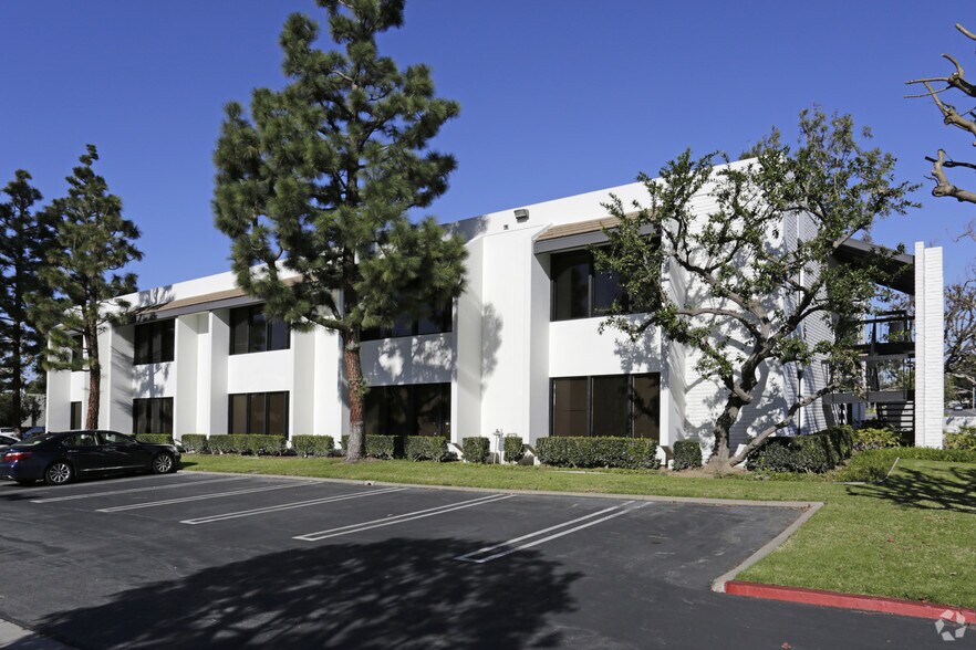 17910 Sky Park Cir, Irvine, CA à louer - Photo principale – Image 1 sur 7