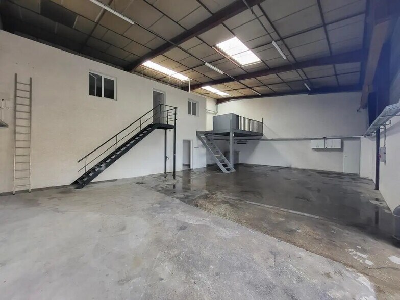 Local d’activités dans Décines-Charpieu à louer - Photo intérieure – Image 2 sur 7