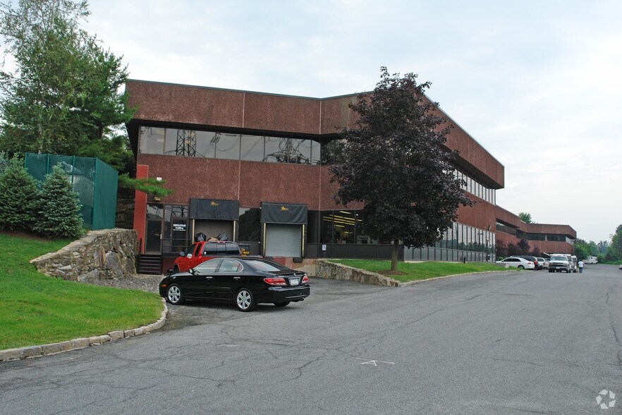 4 Skyline Dr, Hawthorne, NY à louer - Photo de l’immeuble – Image 1 sur 3