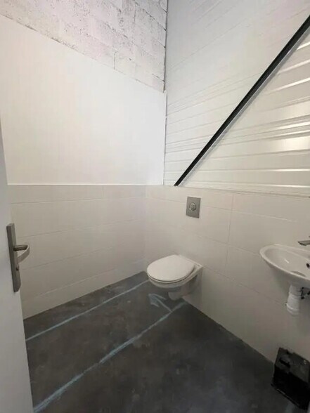 Local d’activités dans Fleurines à louer - Photo de l’immeuble – Image 3 sur 3