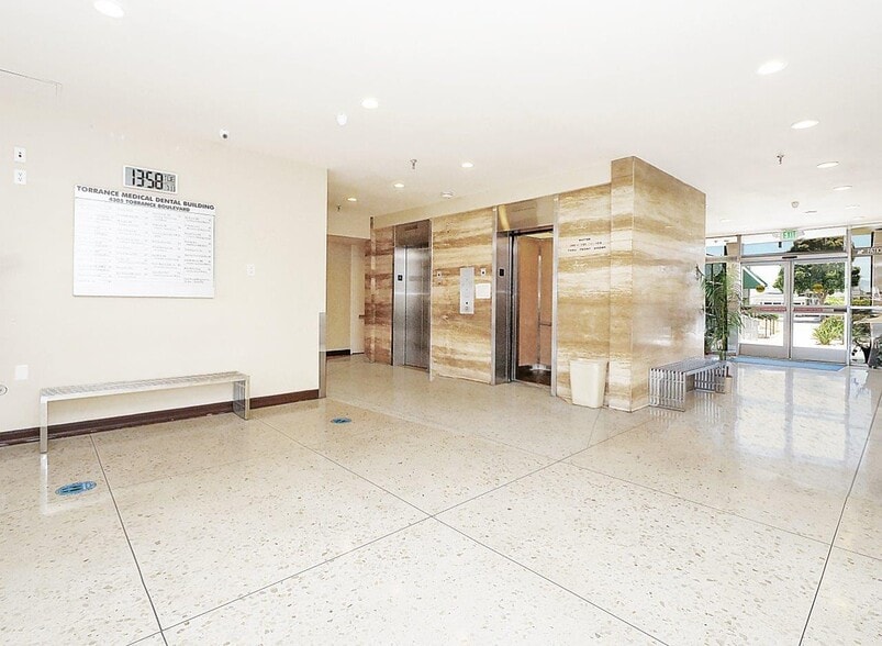 4305 Torrance Blvd, Torrance, CA à vendre - Hall d’entrée – Image 2 sur 12
