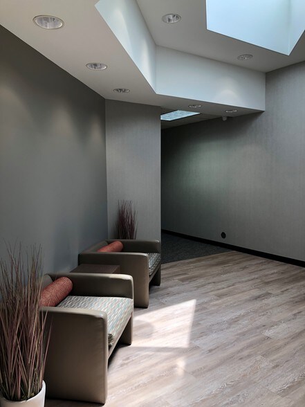 27655 Middlebelt Rd, Farmington Hills, MI à louer - Hall d’entrée – Image 2 sur 5