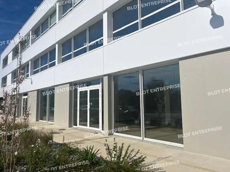Local commercial dans Vannes à louer - Photo de l’immeuble – Image 1 sur 6