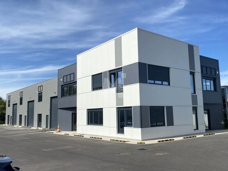 Bureau dans Saint-Pierre-du-Perray à louer - Photo de l’immeuble – Image 1 sur 7