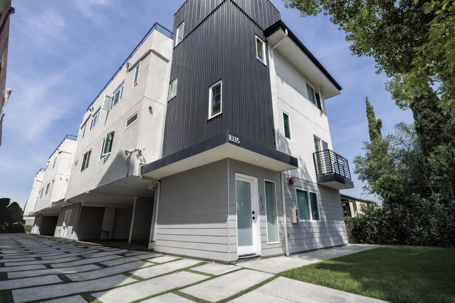 1035 N Serrano Ave, Los Angeles, CA à vendre Photo de l’immeuble– Image 1 sur 37