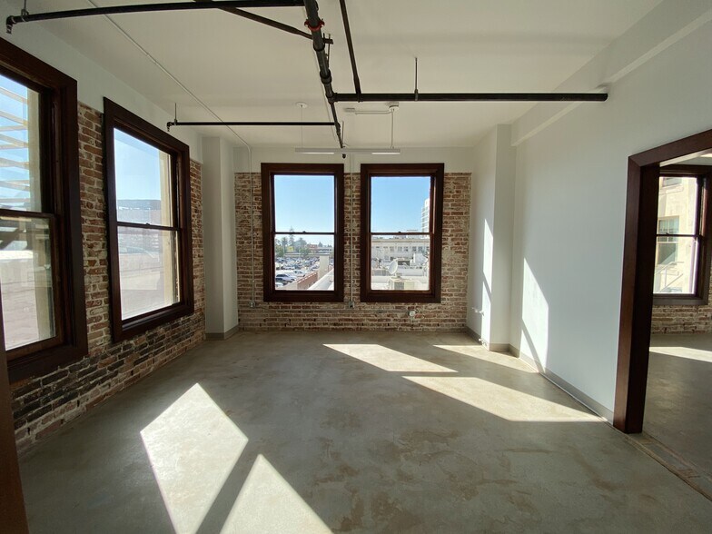 106 W 4th St, Santa Ana, CA à louer - Photo de l’immeuble – Image 2 sur 8