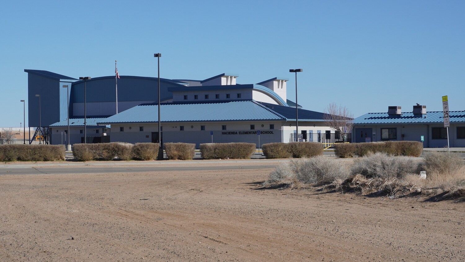 Hacienda Blvd, California City, CA à vendre Photo de l’immeuble– Image 1 sur 8