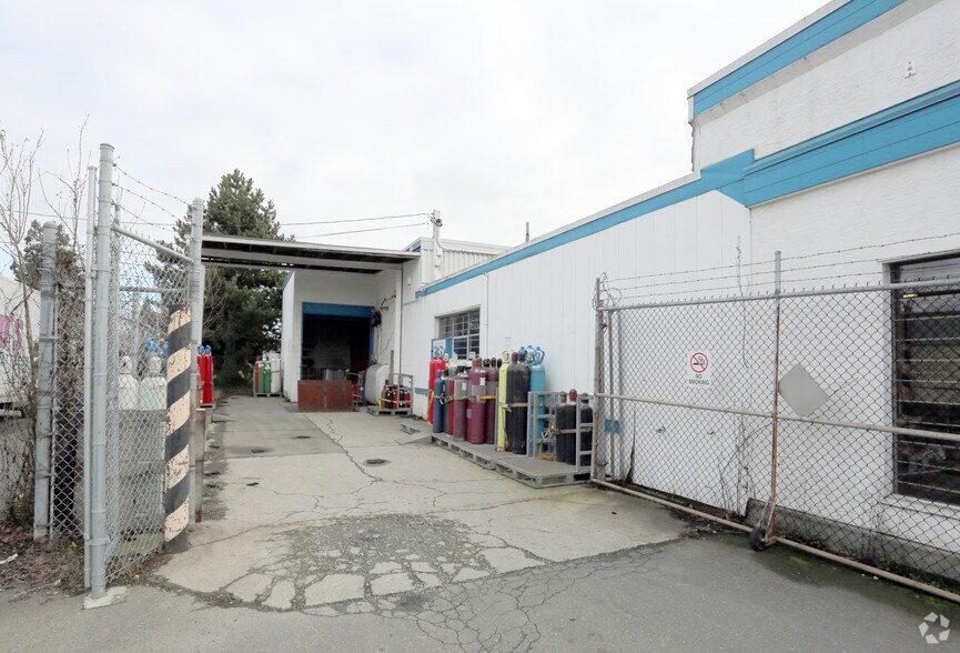 510 Gorge Rd E, Victoria, BC à vendre - Photo de l’immeuble – Image 3 sur 3