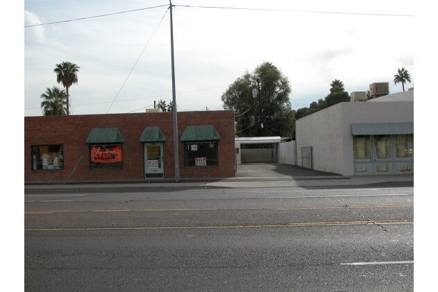 2217 E Indian School Rd, Phoenix, AZ à louer - Photo de l’immeuble – Image 2 sur 5