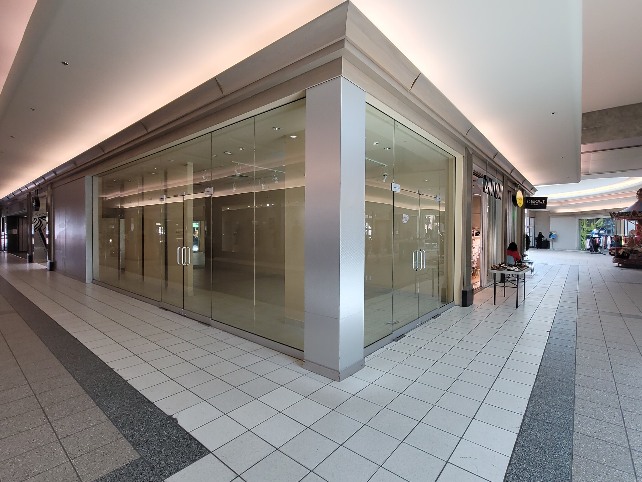 5800 Boul Cavendish, Cote-St-Luc, QC à louer Hall d’entrée– Image 1 sur 8