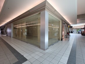5800 Boul Cavendish, Cote-St-Luc, QC à louer Hall d’entrée– Image 1 sur 8