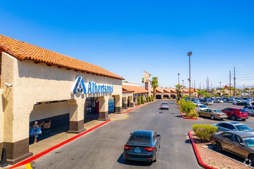 1360 E Flamingo Rd, Las Vegas, NV à louer - Photo de l’immeuble – Image 2 sur 8
