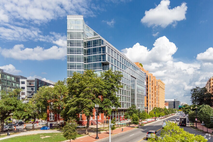 455 Massachusetts Ave NW, Washington, DC à louer - Photo de l’immeuble – Image 1 sur 19